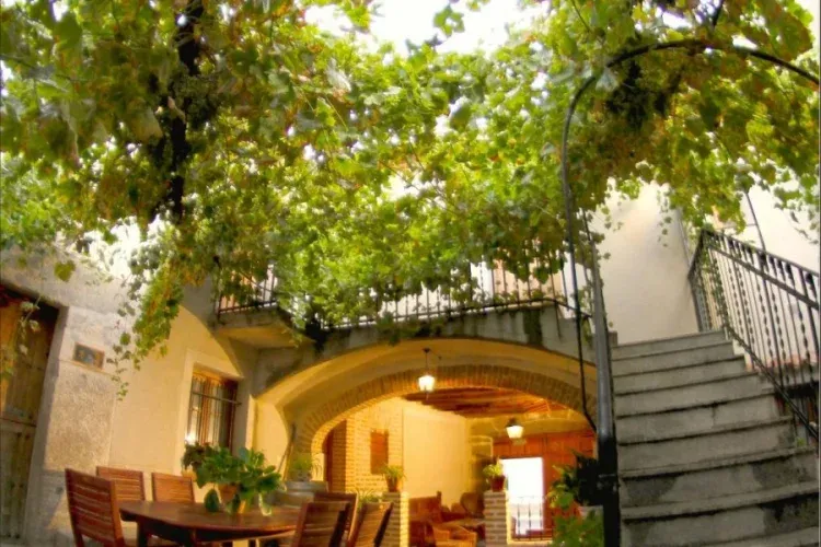 Imagen de Patio con muebles de jardín en madera