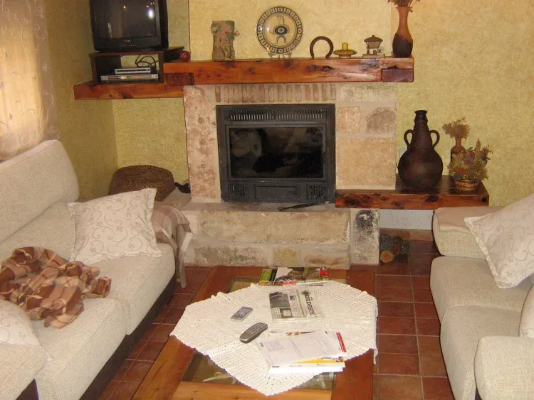 Imagen de Televisión y chimenea en el salón