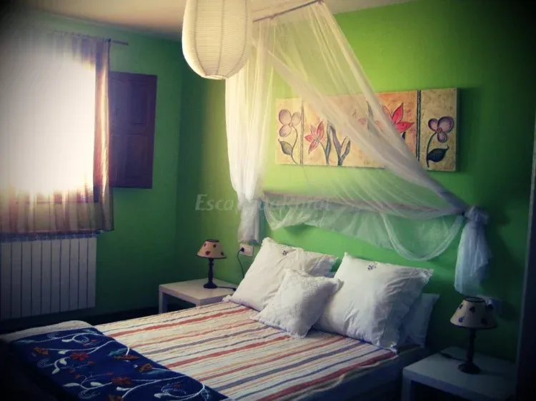 Imagen de dormitorio triple con cama de matrimonio y alcoba con cama individual