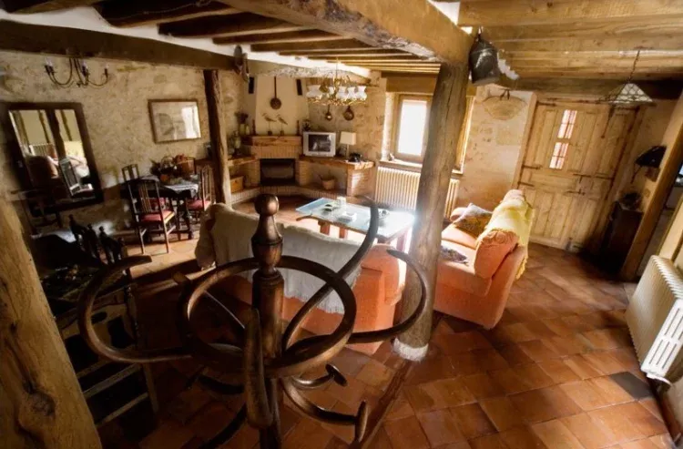 Imagen de Salón con chimenea francesa