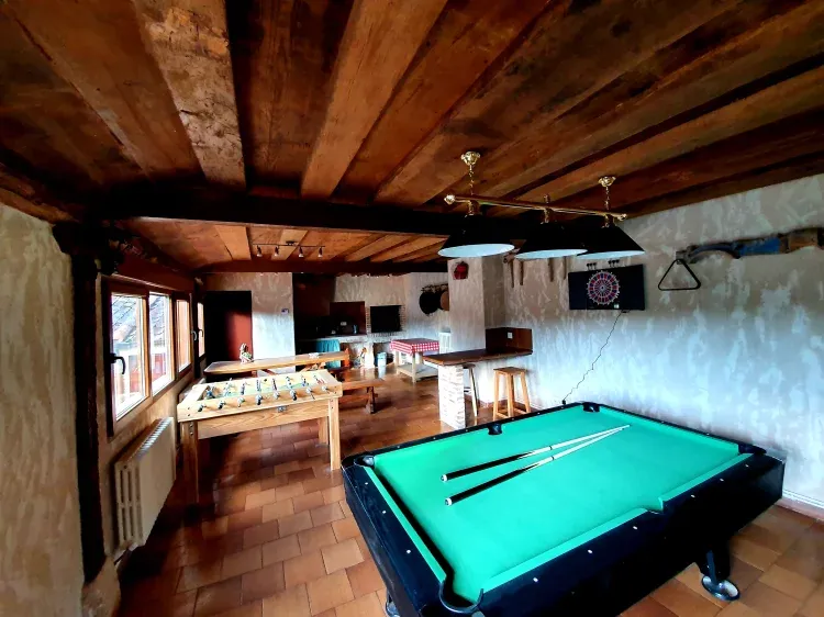 Imagen de Sala multifuncional con billar, futbolín, diana  y barbacoa.