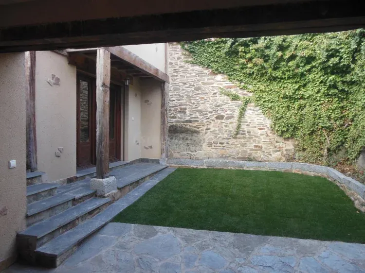 Imagen de el jardín desde el garaje