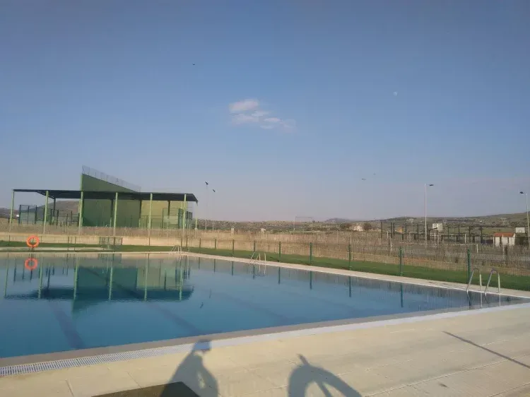 Imagen de piscina municipal a 80 metros de los apartamentos