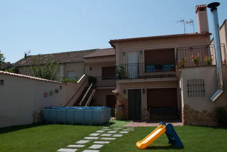 Imagen de Piscina y patio