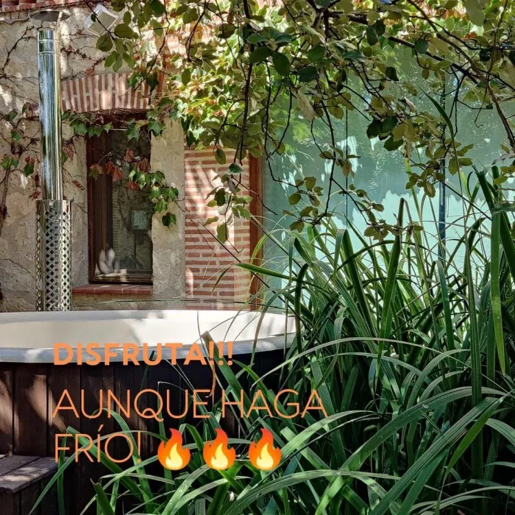 Imagen de Si los días son fríos, quién dijo miedo: jacuzzi en el jardín con agua calentita por leña, te bañas y ver la leña ardiendo es una maravilla. 