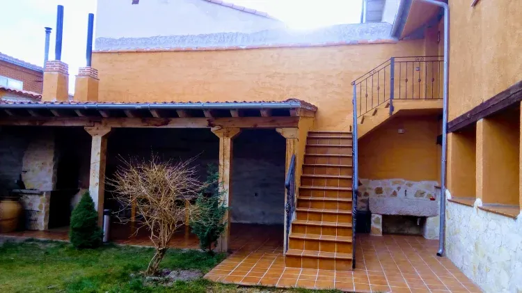 Imagen de Porche cubierto y acceso a la casa