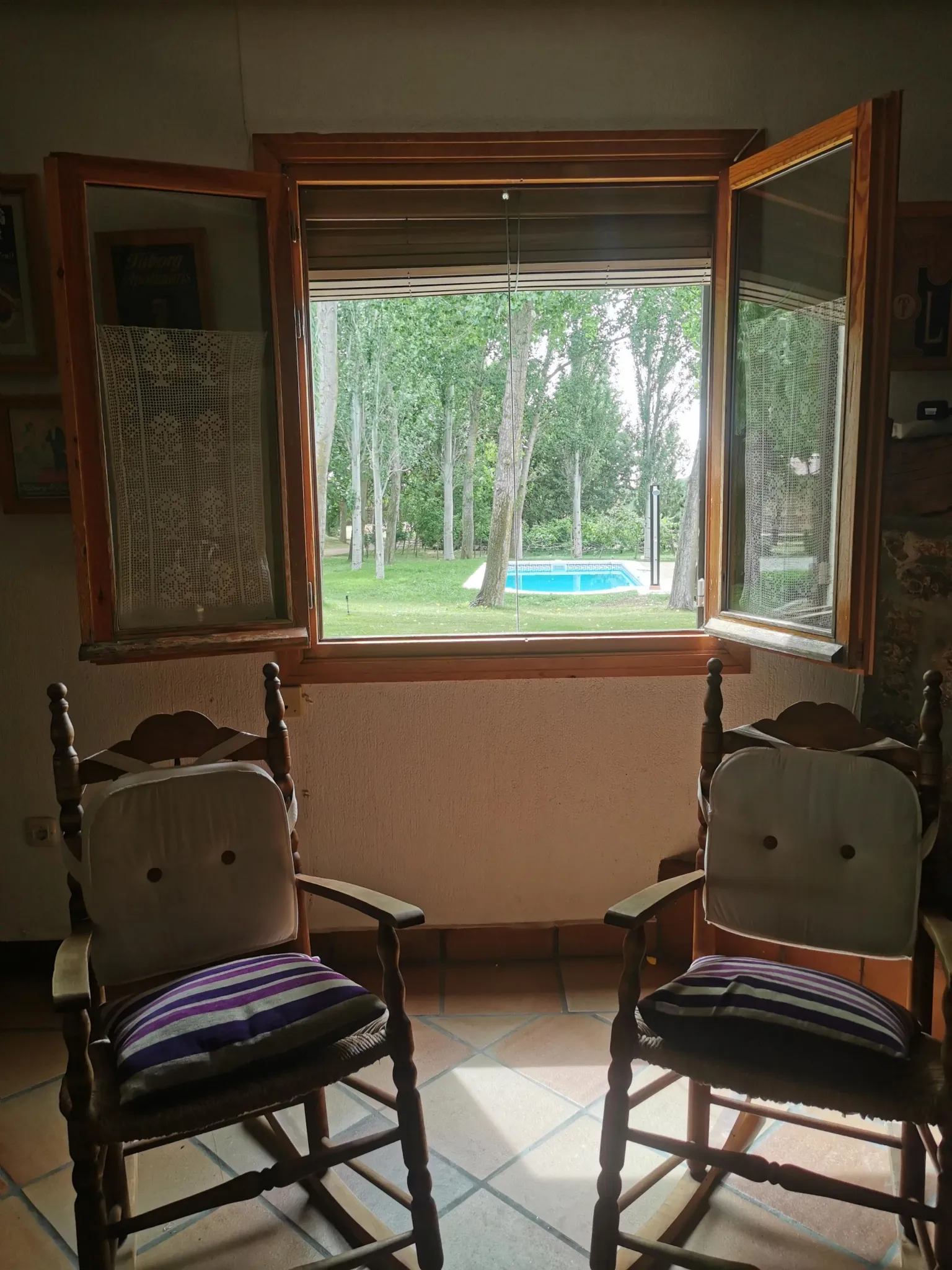 Imagen de Salón, con vistas a la piscina.