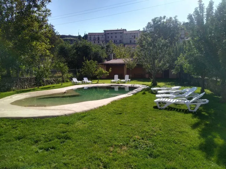 Imagen de Piscina con tumbonas