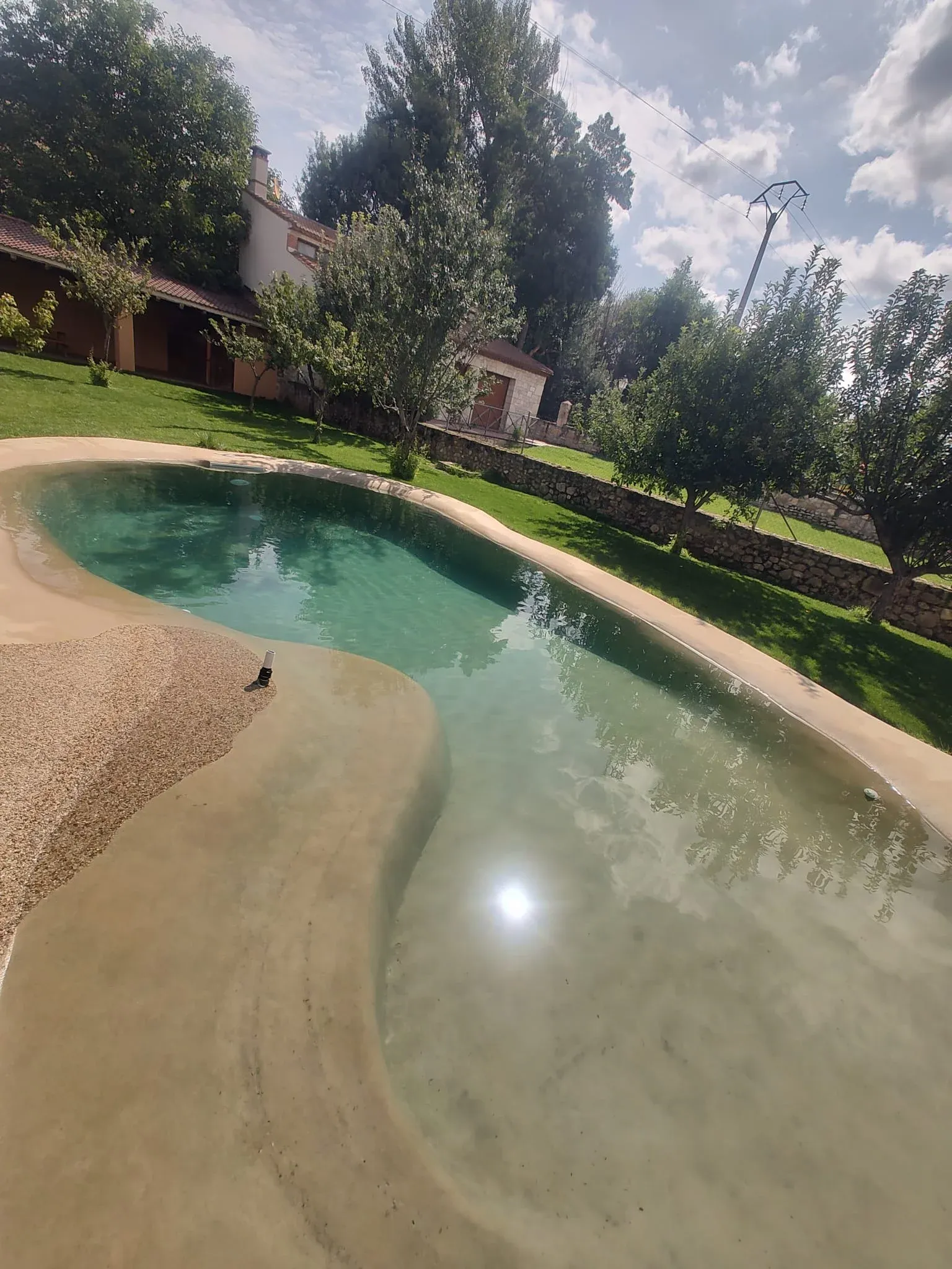 Imagen de Piscina con banco para sentarse