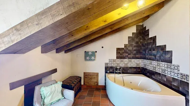 Imagen de Habitación con bañera de hidromasaje