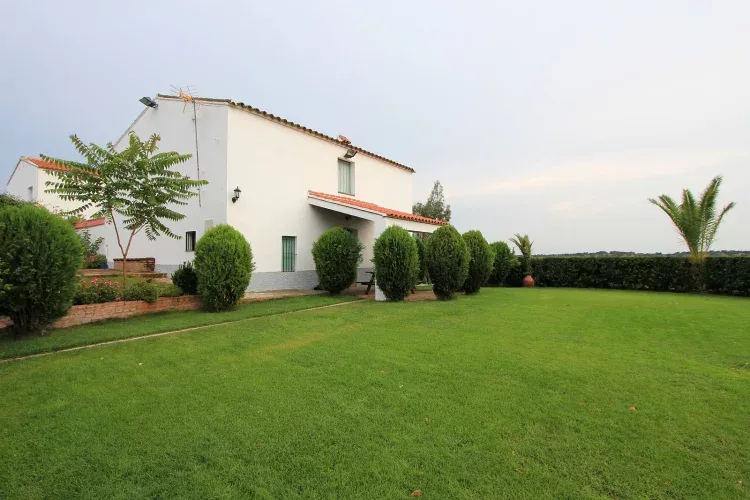 Imagen de fachada y jardines