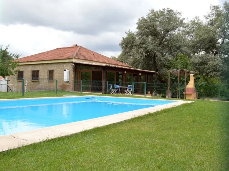 Imagen de Piscina y frente casa