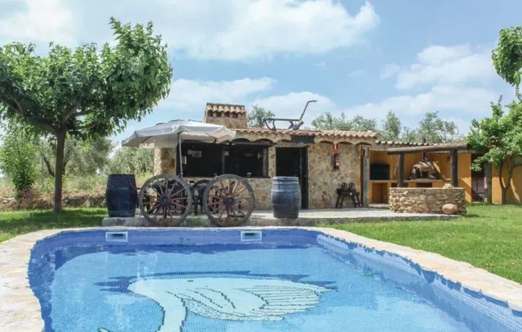 Imagen de Jardín con piscina y segunda cocina exterior
