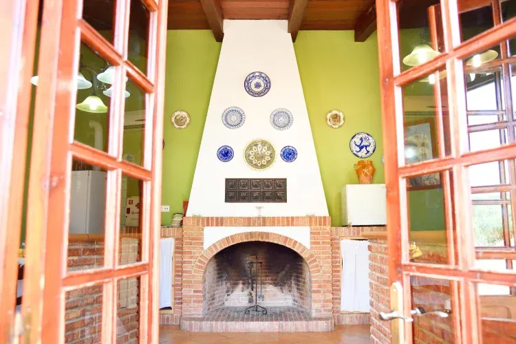 Imagen de Cocina con chimenea