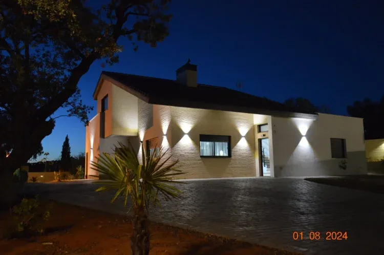 Imagen de Vista Nocturna Fachada Exterior