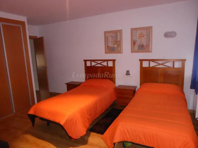 Imagen de Habitación. 2 camas individuales más cama supletoria. Baño en habitación. Ventana al exterior.