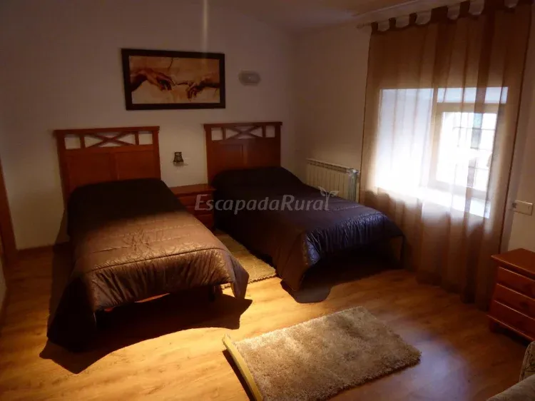 Imagen de Habitación. 2 camas individuales más cama supletoria. Ventana al exterior. Baño en habitación