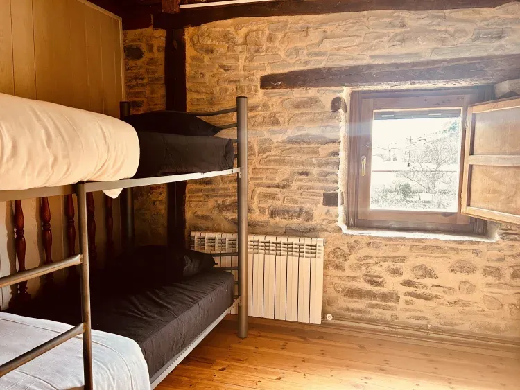 Imagen de habitación compartida mixta con 4 camas