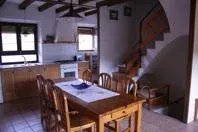 Imagen de Comedor,  cocina y chimenea