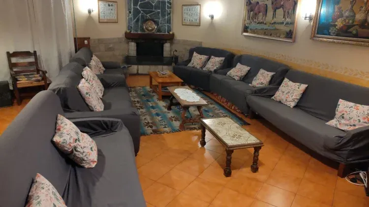 Imagen de Comodo y amplio salon con sitio  en los sofas para todos