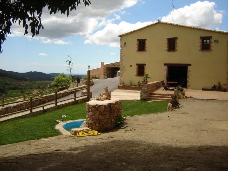 Imagen de Masia, zona del jardí amb la terrasa.