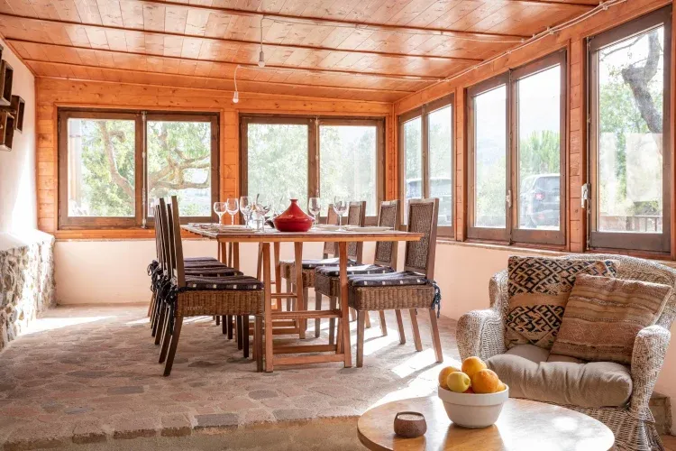 Imagen de Our organic vegetarian breakfast is served in the dining room every morning. You can see the gardens and hear the birds waking up.