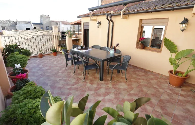 Imagen de Terraza en la segunda planta con mesa extensible de 3m