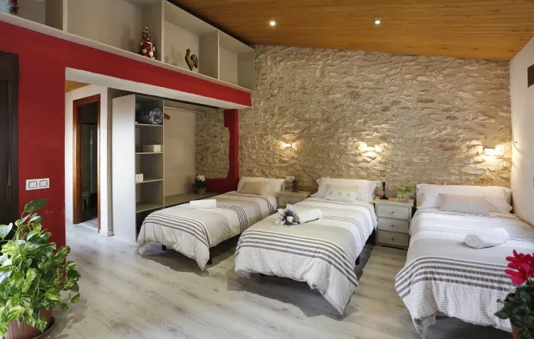 Imagen de Habitación suite Macabeo con balcón a la terraza.