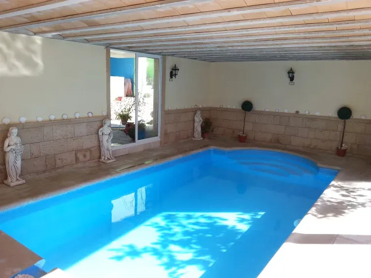 Imagen de Piscina cubierta y acristalada.