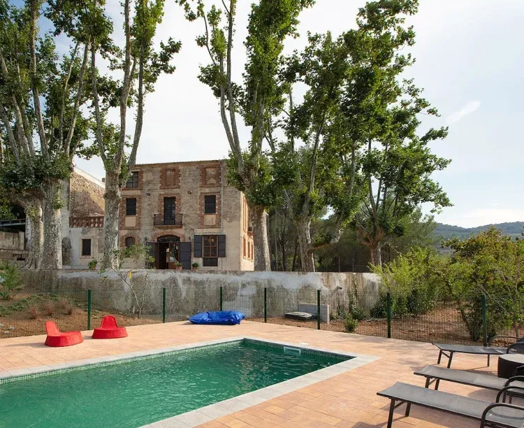 Imagen de Piscina y fachada del Gatellar de Mas de Serra