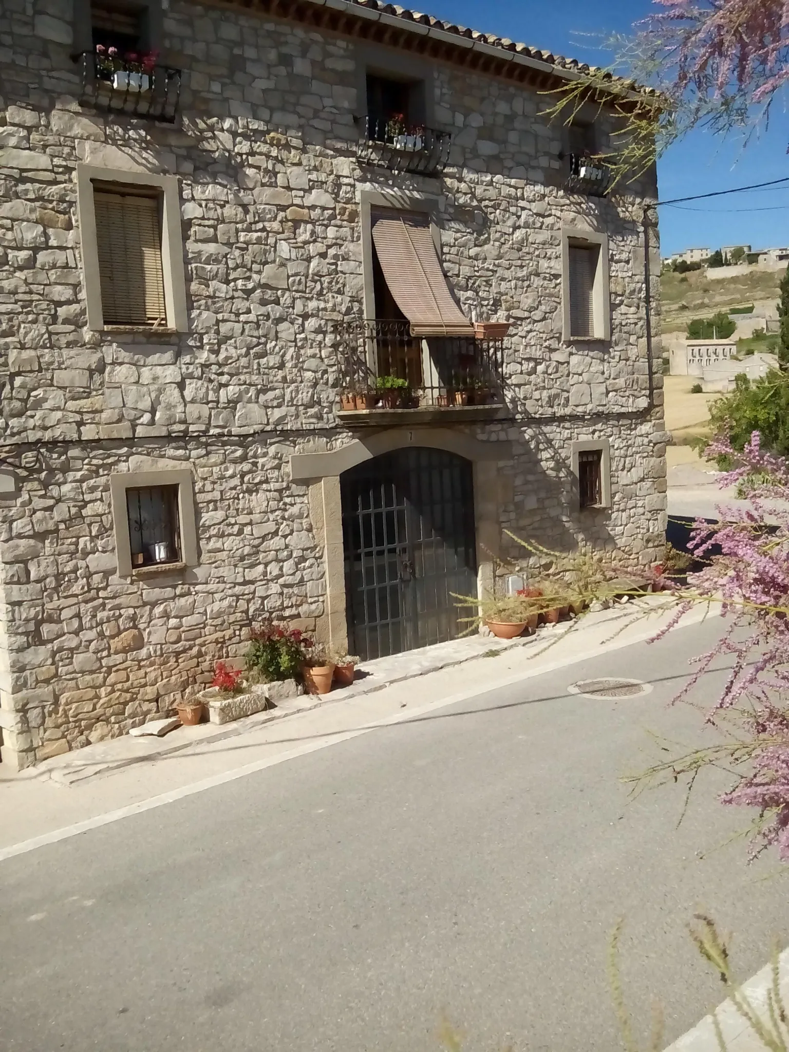 Imagen de Casa tipo masia catalana, con espesos muros de piedra; fresco en verano, aisla en invierno