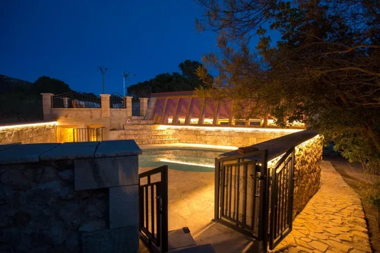 Imagen de Piscina de Mas Carpi de noche