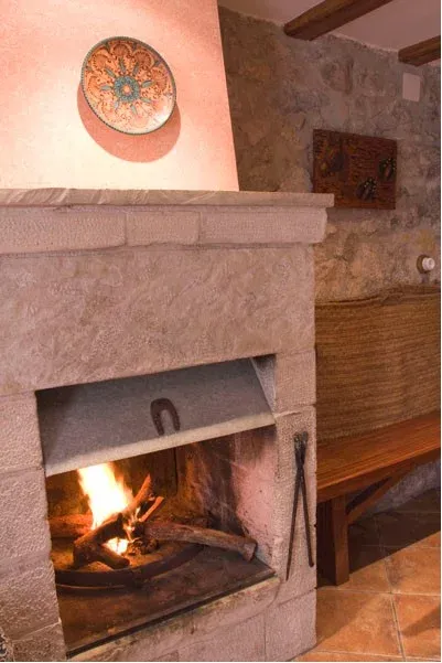 Imagen de chimenea en el comedor