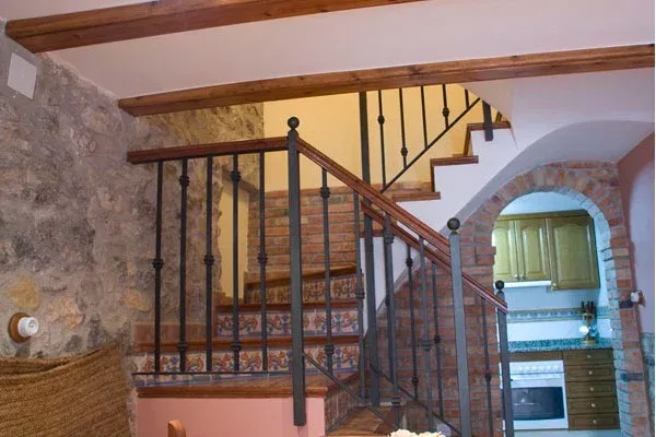 Imagen de escalera y entrada a la cocina