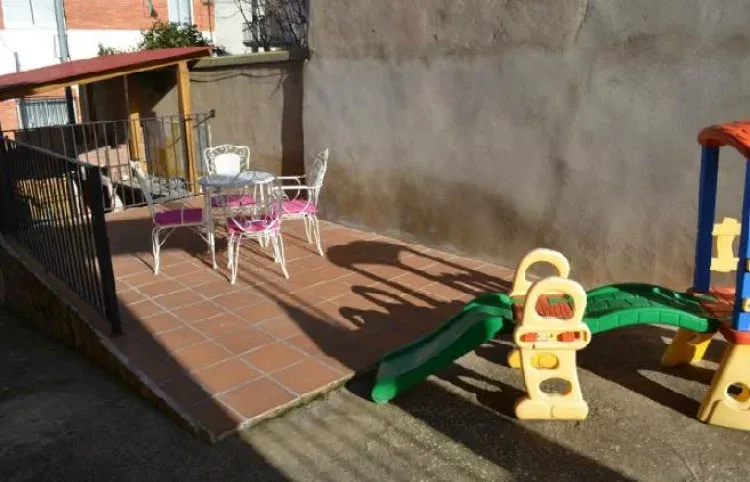 Imagen de Terraza con mesas, sillas y cenador.