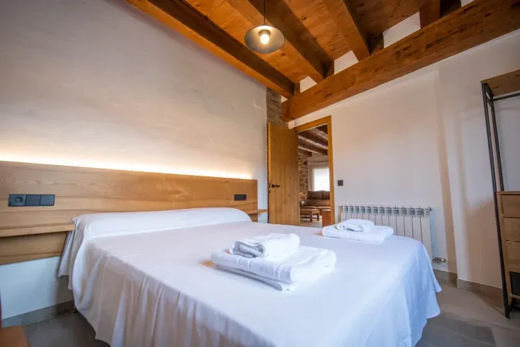 Imagen de Habitación principal con cama de matrimonio.
