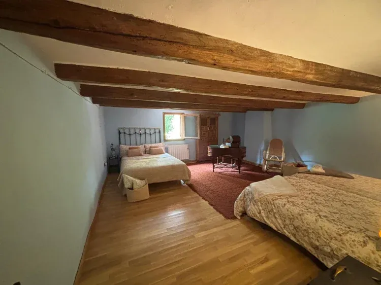 Imagen de Habitacon con 3 camas, 1 de ellas de matrimonio