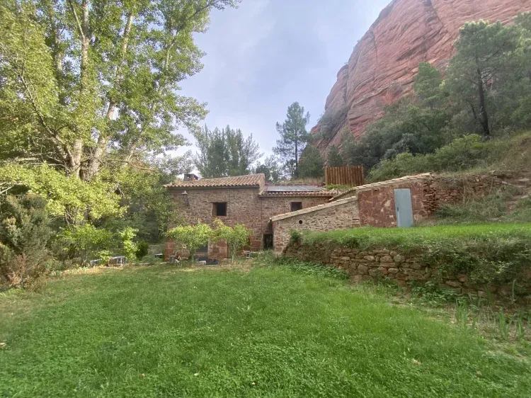 Imagen de El Molino desde fuera te transporta al siglo XVI, lo rodea una paisaje de bosque único 