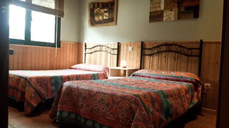 Imagen de Dormitorio doble con 2 camas de 1,05m, armario y ventana al exterior