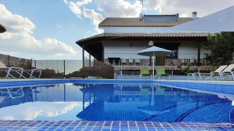 Imagen de piscina los laureles