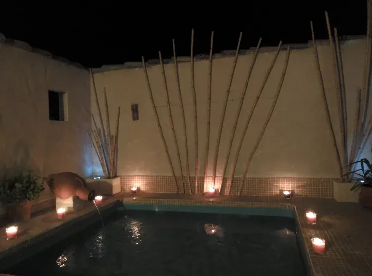 Imagen de Piscina exterior "Chill out" en la terraza por la noche.