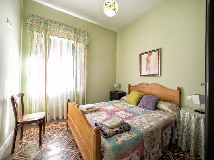Imagen de Dormitorio con cama de matrimonio planta baja