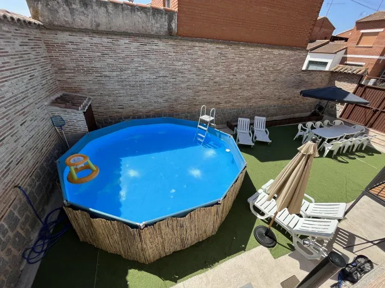Imagen de Jardín con piscina, tumbonas, cenador, barbacoa...