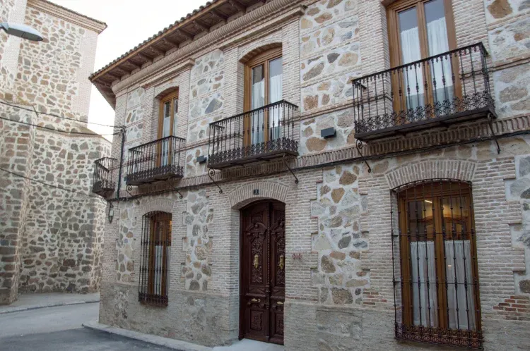 Imagen de Fachada de la casa, construida con el típico aparejo toledano de ladrillo, madera y piedra.