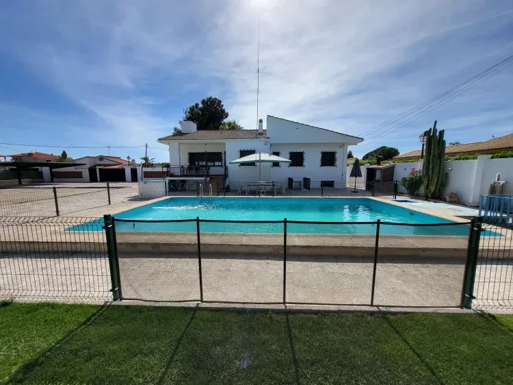 Imagen de Piscina y casa al fonto