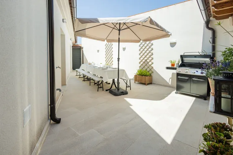 Imagen de Terraza Amplia terraza con: barbacoa, mobiliario de jardín, sombrillas, acceso a áreas comunes y dormitorios, cama elástica, tobogán y balancín.