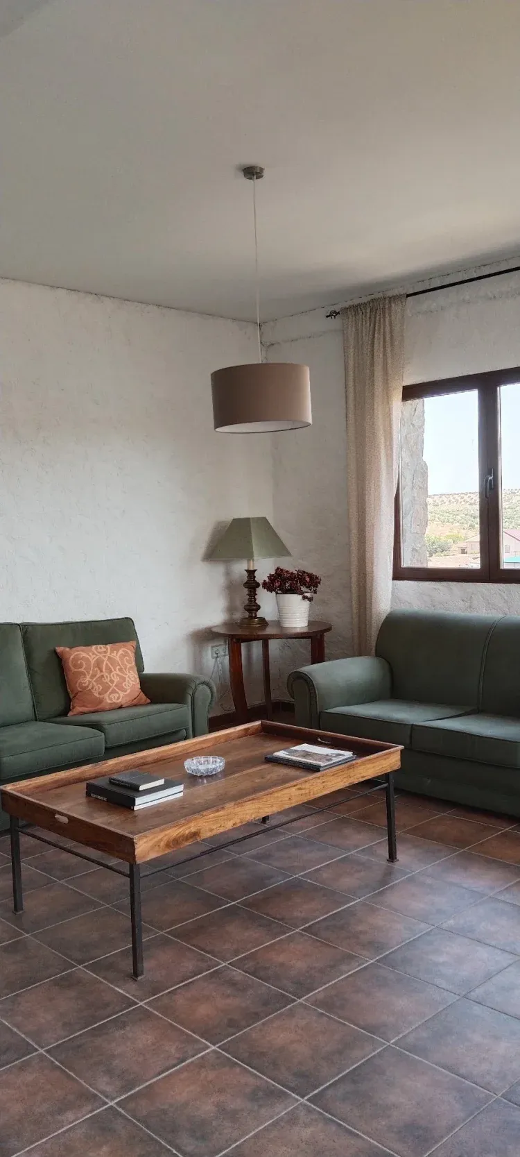 Imagen de Sala de eventos con sofas y mesa
