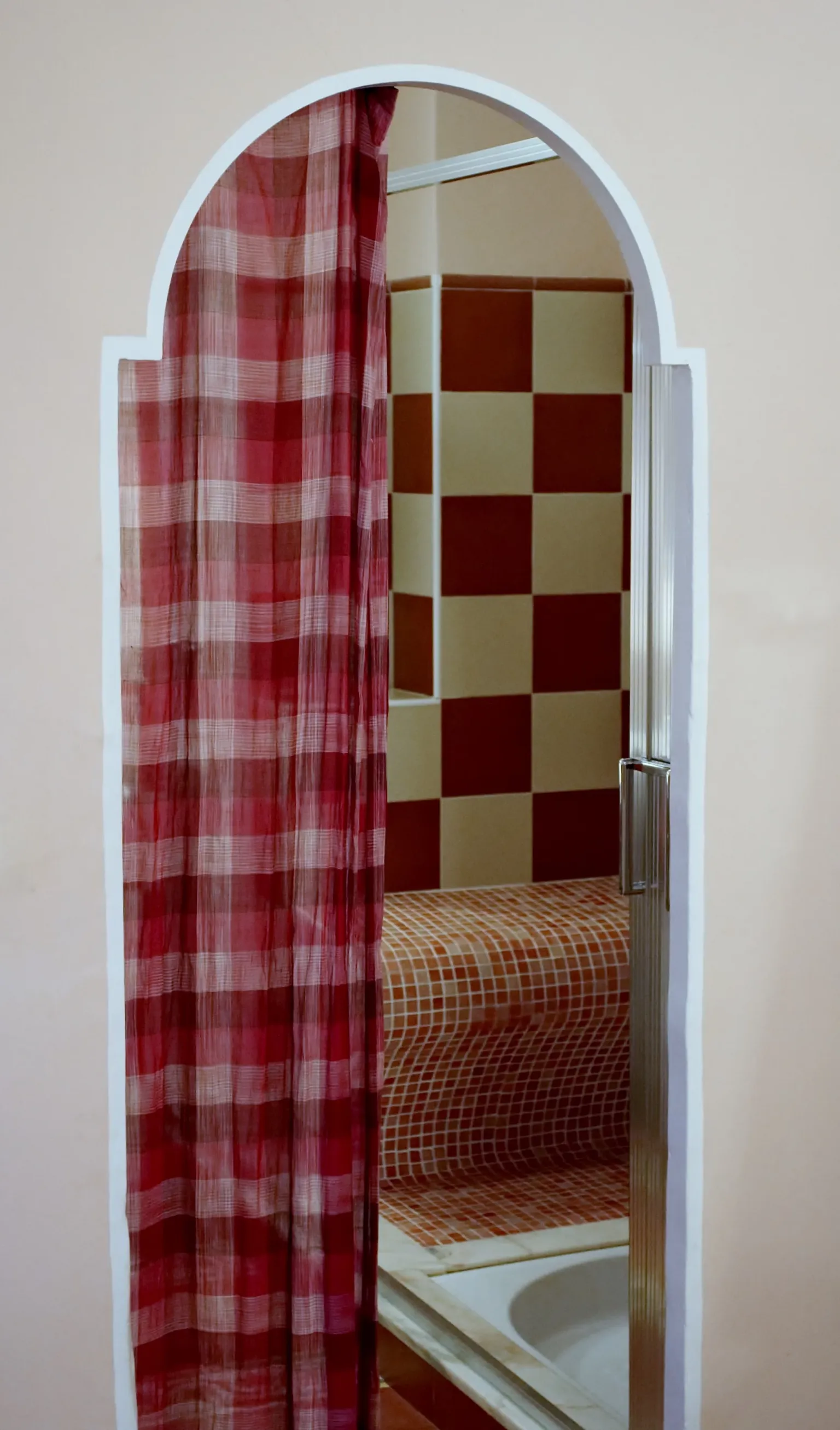 Imagen de Arco de entrada al baño de la habitación roja