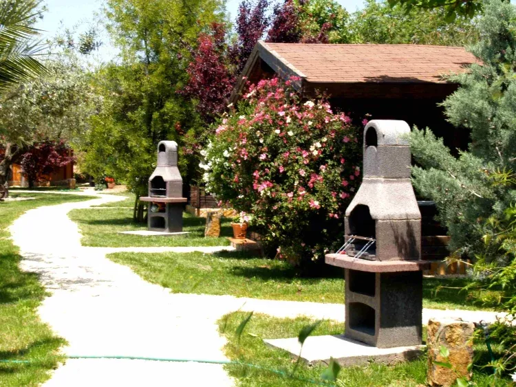 Imagen de cabañas con barbacoa