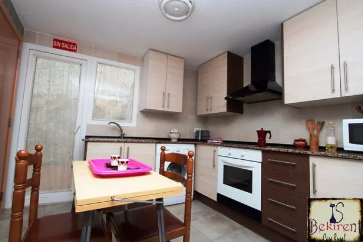 Imagen de Cocina planta de a pie de calle, totalmente equipada.